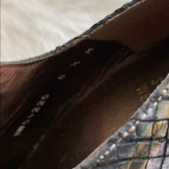 Stuart Weizman | textured peep toe mermaid heel - Picture 15 of 16